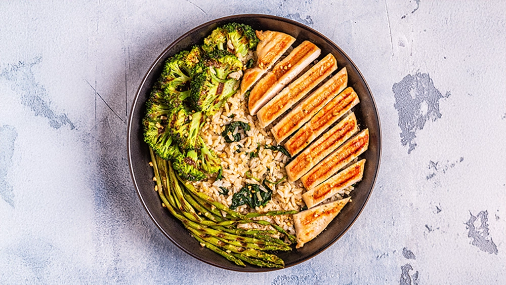 grilled-chicken-breast-with-brown-rice-spinach-broccoli-asparagus-concept-diet-healthy-eating